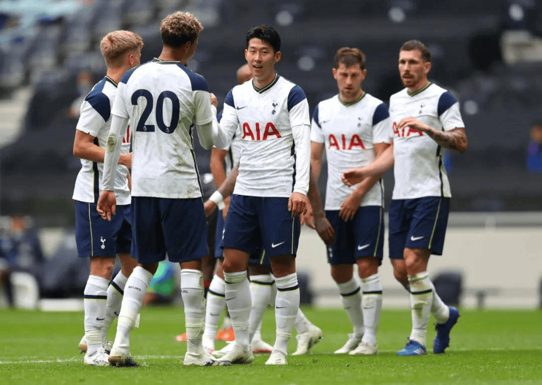 爱游戏教练-利物浦大胜巴伦西亚，成功晋级下一轮(利物浦惊天大逆转巴萨)