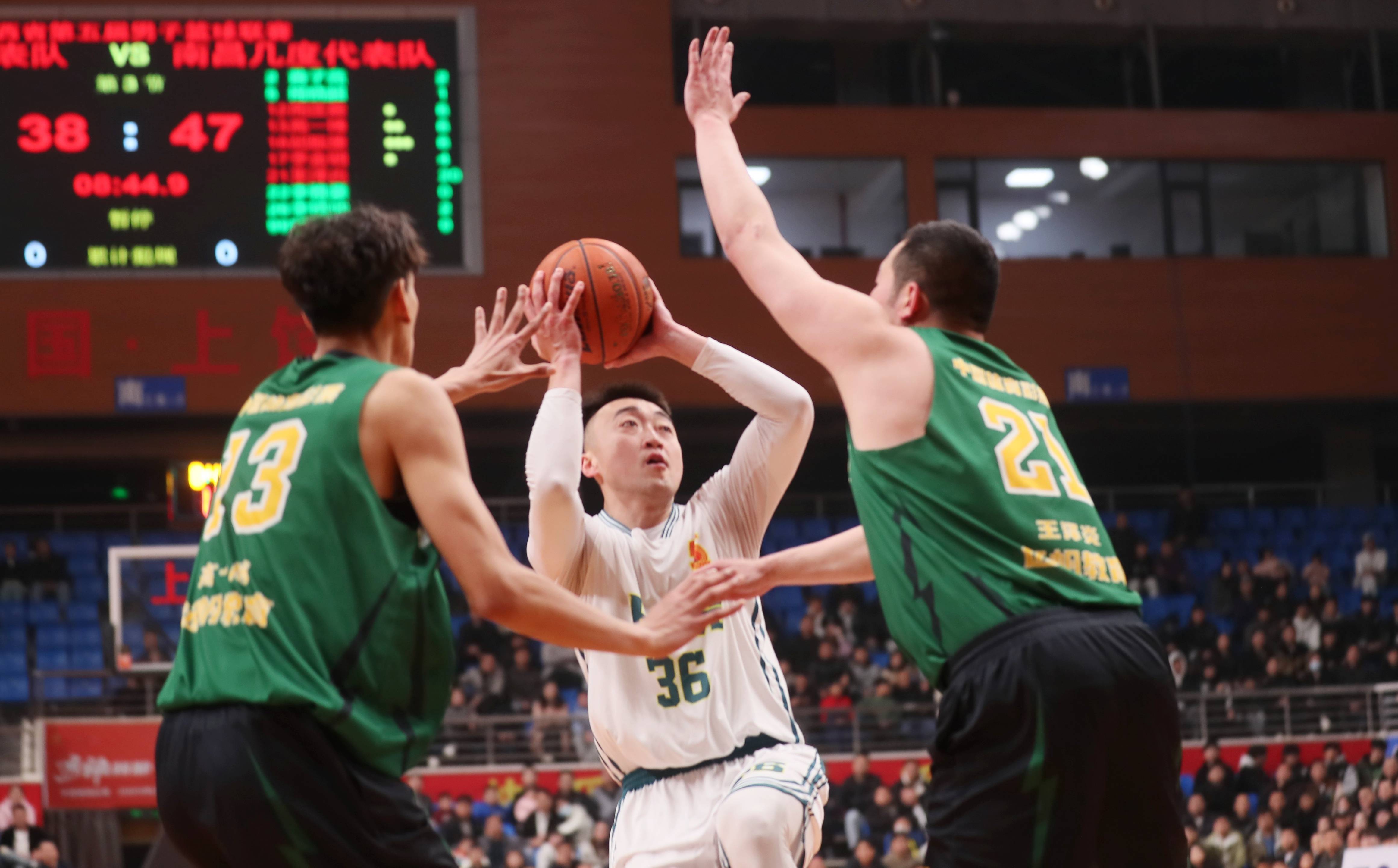 江西队在场上展现实力,赢得比赛 江西队在场上展现实力,赢得比赛