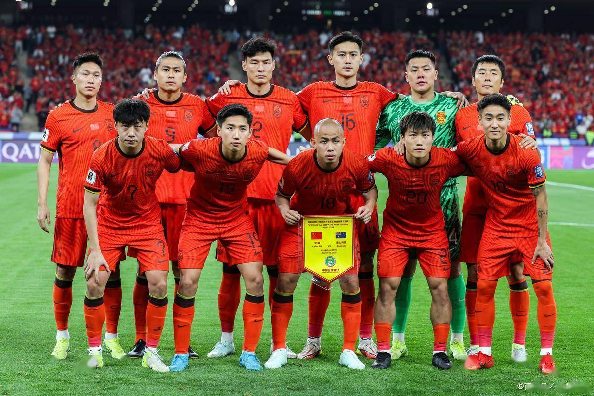 爱游戏官网登录网址-勇猛球员集体亮相，比赛场面火爆的简单介绍