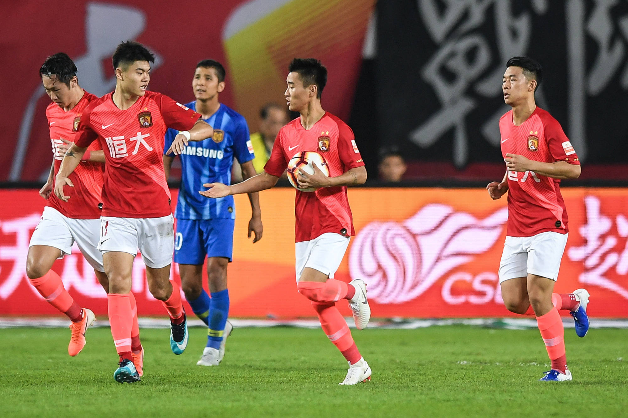 爱游戏馆-江苏苏宁与成都兴城对决，胜者登顶积分榜！