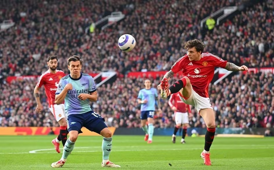 爱游戏馆-英超豪门曼联队踢出火热表现，击败对手晋级