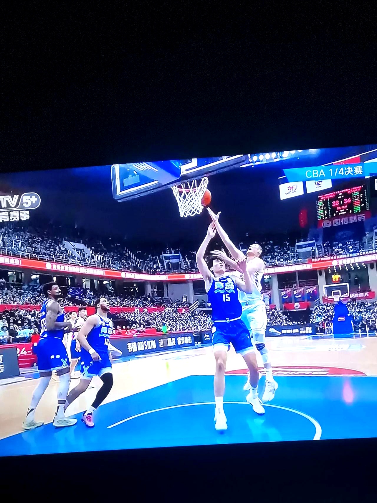 精彩一幕接连上演,球员们用实力征服观众的简单介绍 精彩一幕接连上演,球员们用实力征服观众的简单介绍