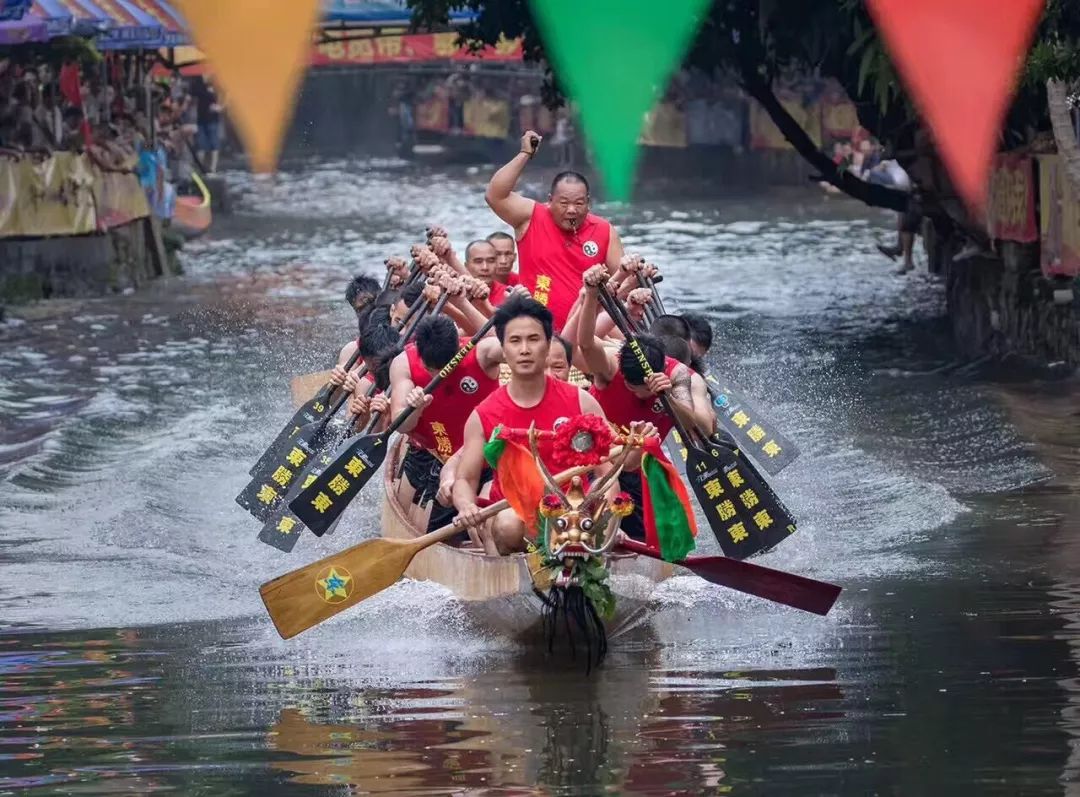 爱游戏活动-游泳选手变身“飞鱼”，领先全场奋力冲刺的简单介绍