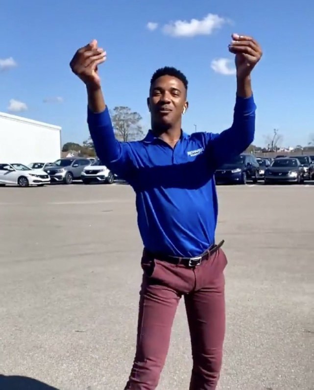 中锋连进两球，帮助球队取得胜利