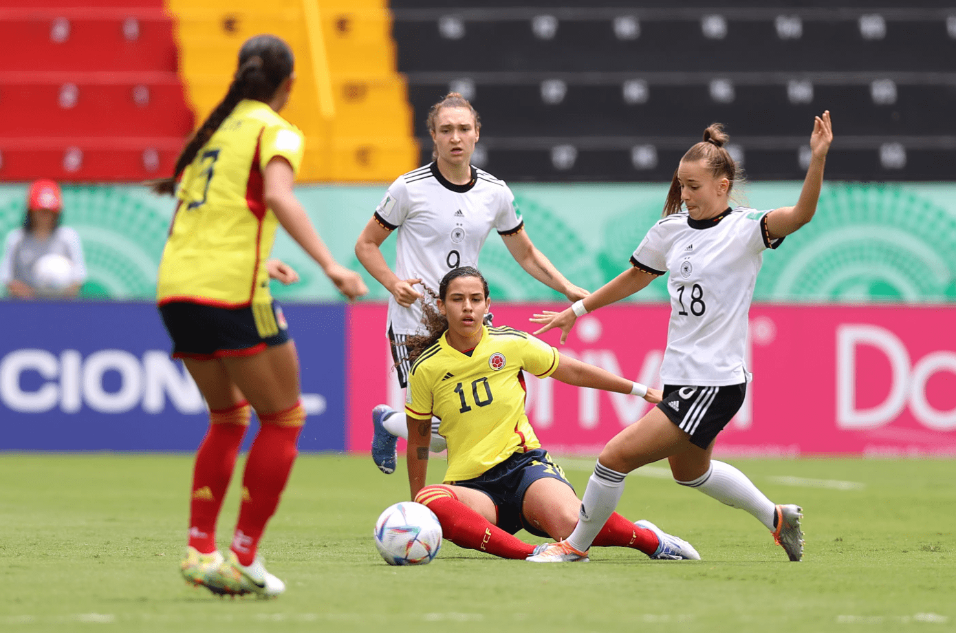 爱游戏电竞-哥伦比亚女足赢得胜利，向前迈进