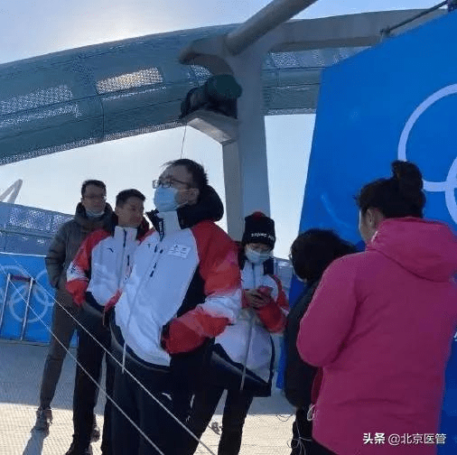 某队在大赛中扬眉吐气，赢得赞誉与掌声