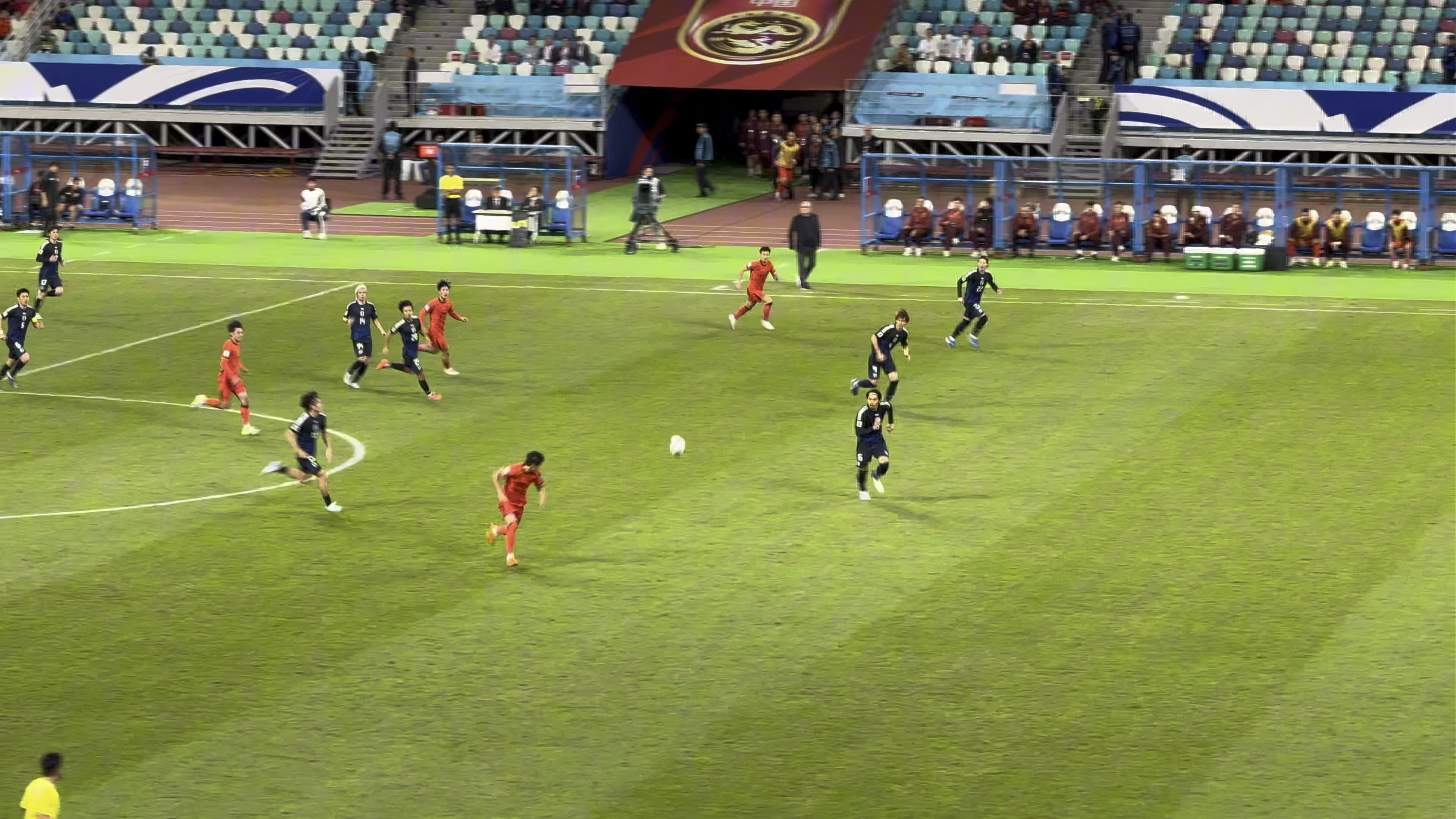 爱游戏官方-包含足球比赛现场气氛热烈，观众尽情欢呼的词条