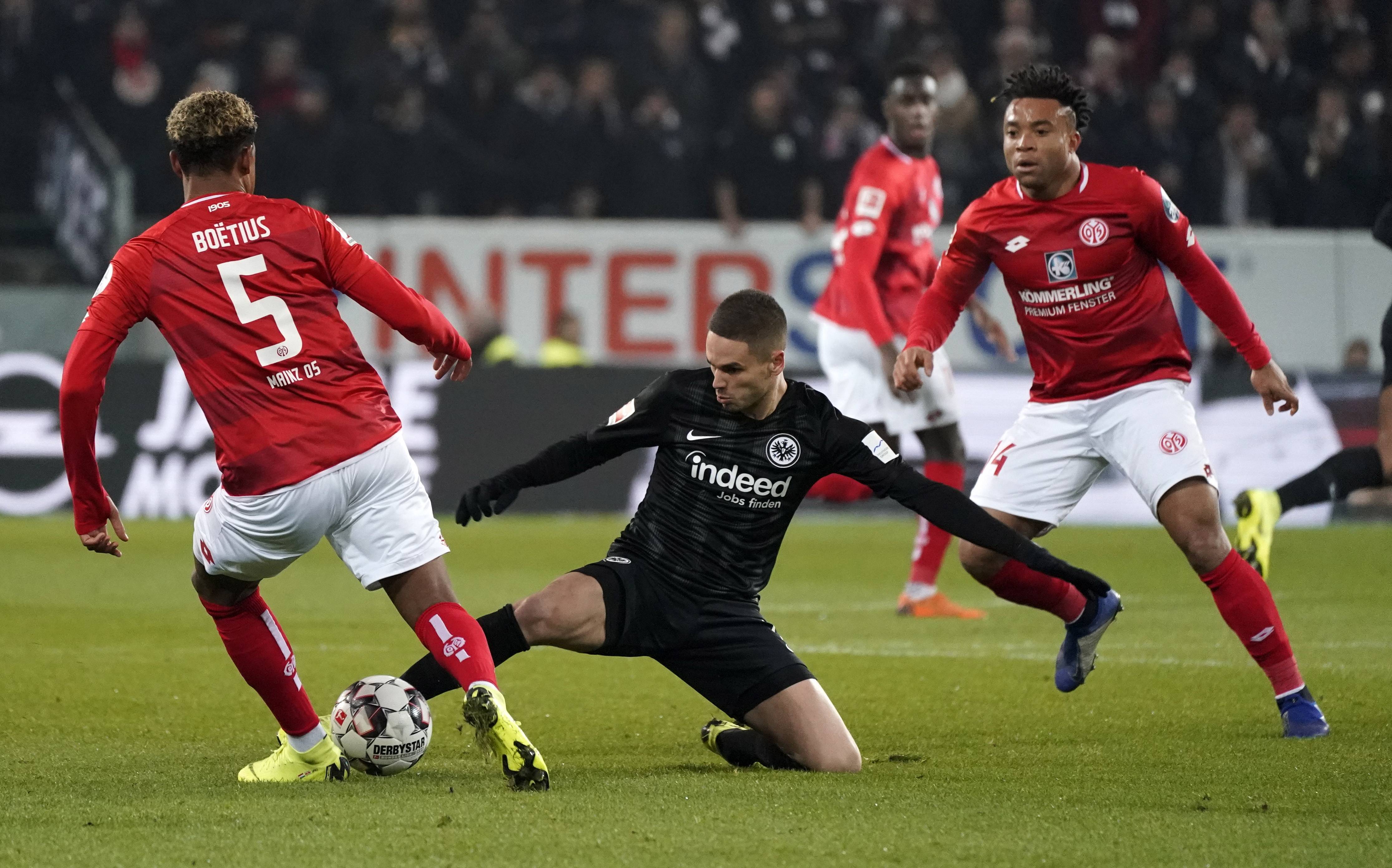 球队连续取胜,冲击联赛冠军 球队连续取胜,冲击联赛冠军