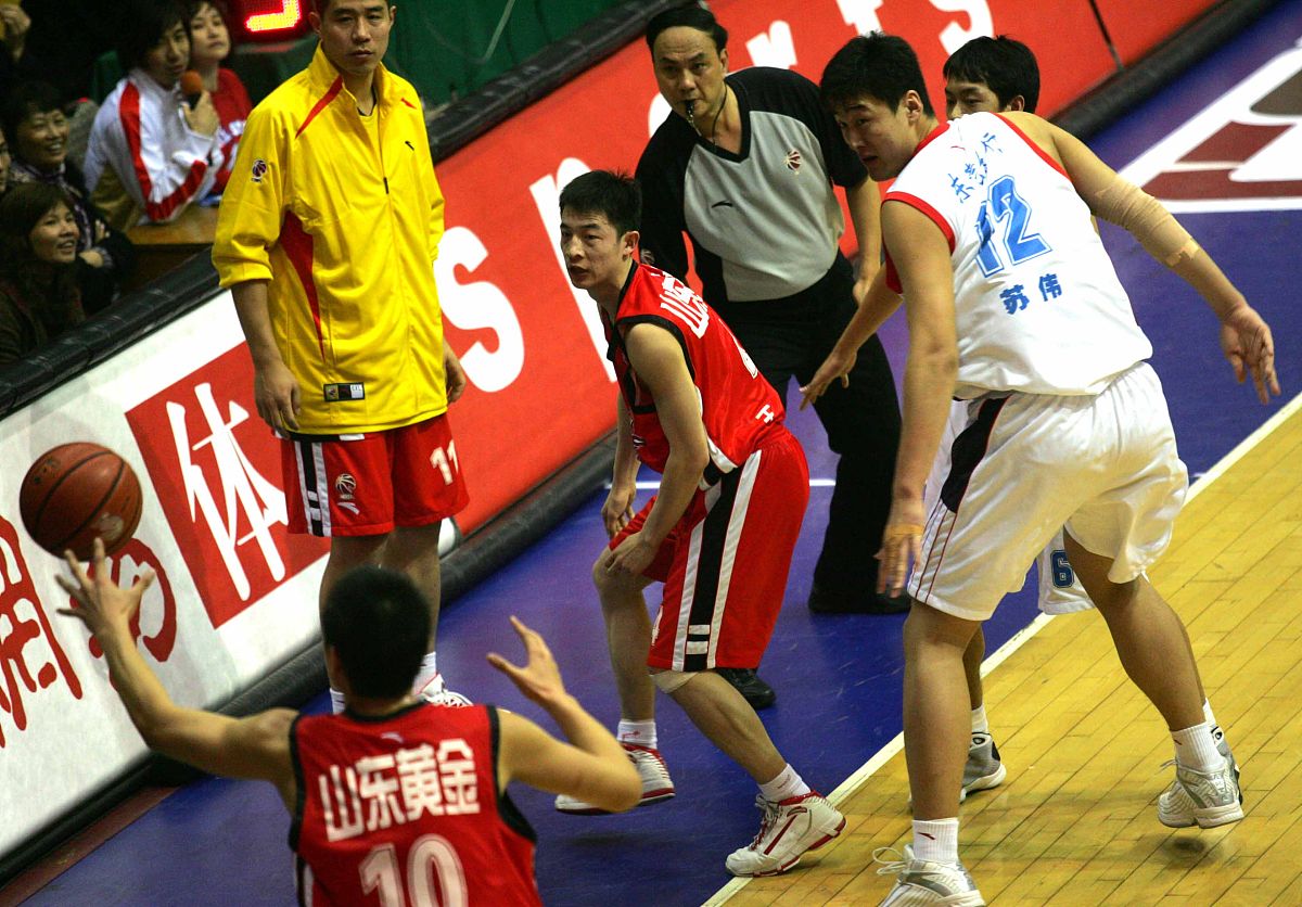 爱游戏中国官网-顶级篮球比赛精彩纷呈，引爆球迷狂热