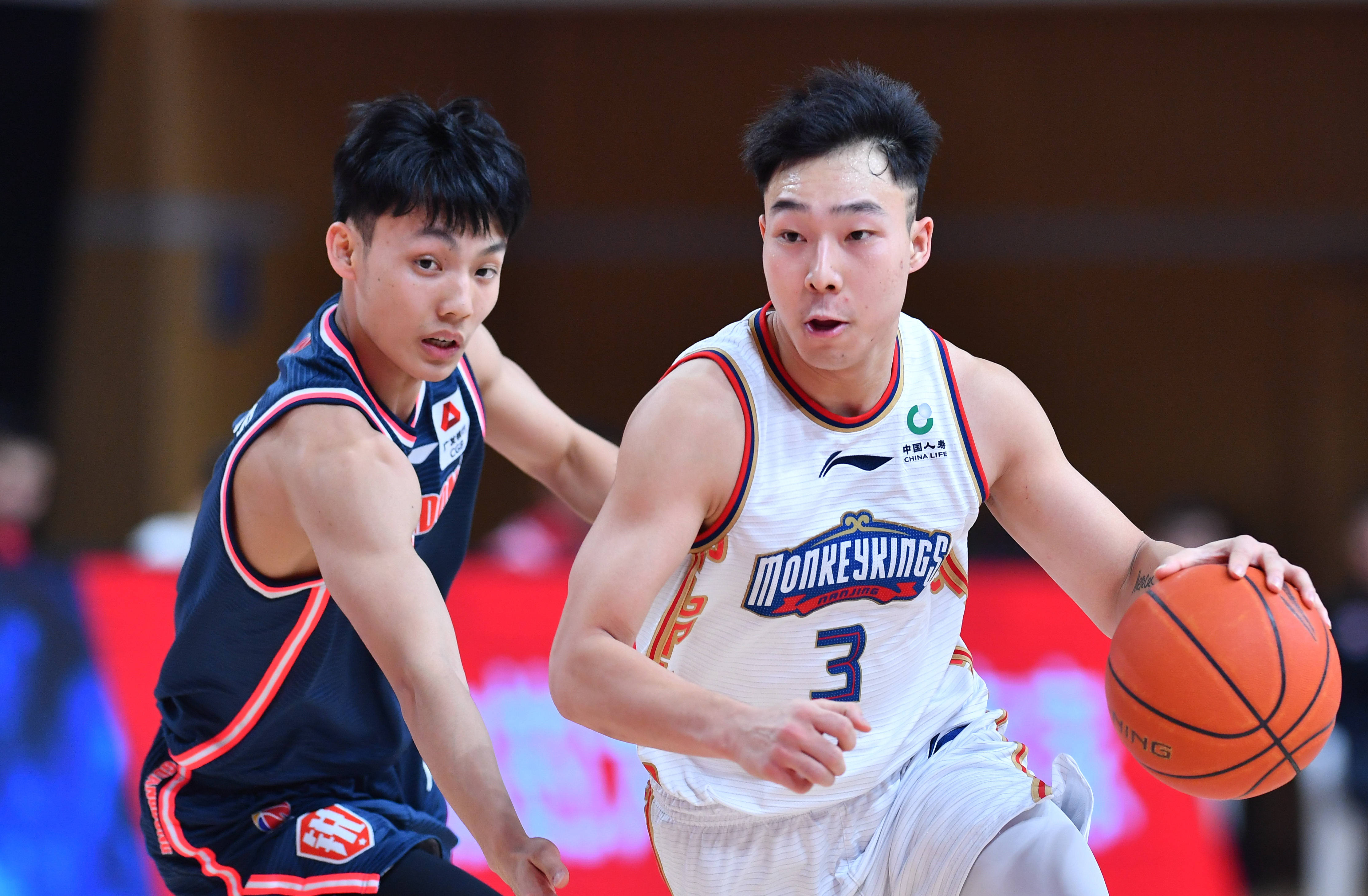 国内职业篮球比赛最新动态，球员实力得到认可