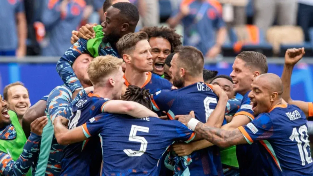 荷兰队惨遭逆转,小组榜首失守 荷兰队惨遭逆转,小组榜首失守