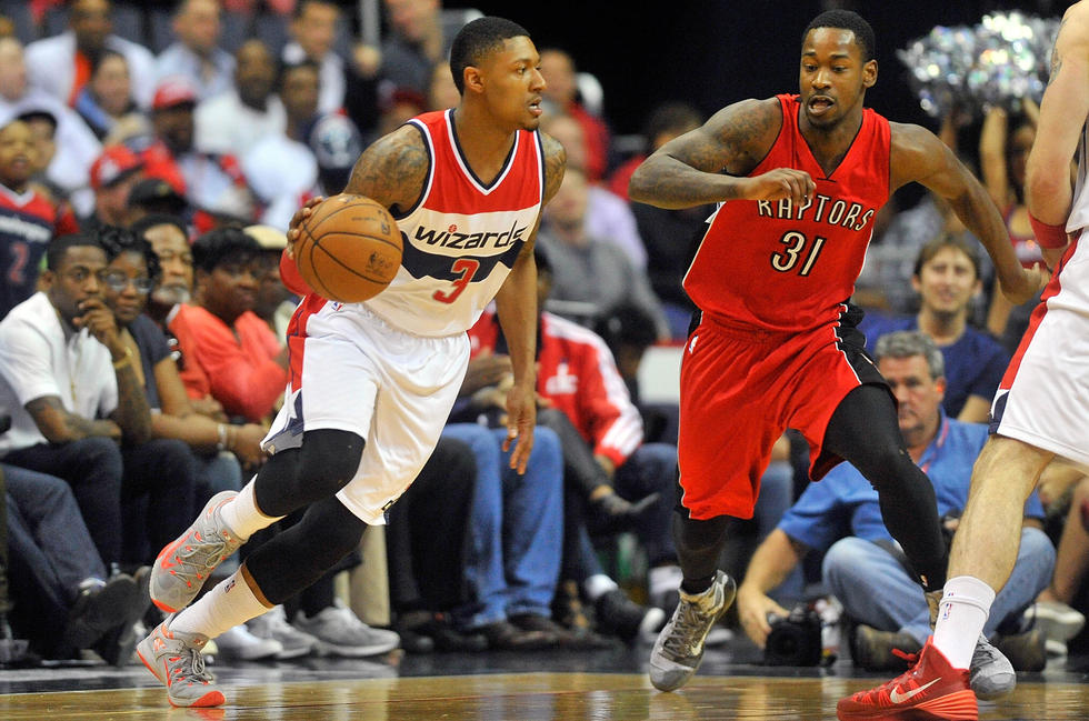 猛龙横扫尼克斯轻松晋级