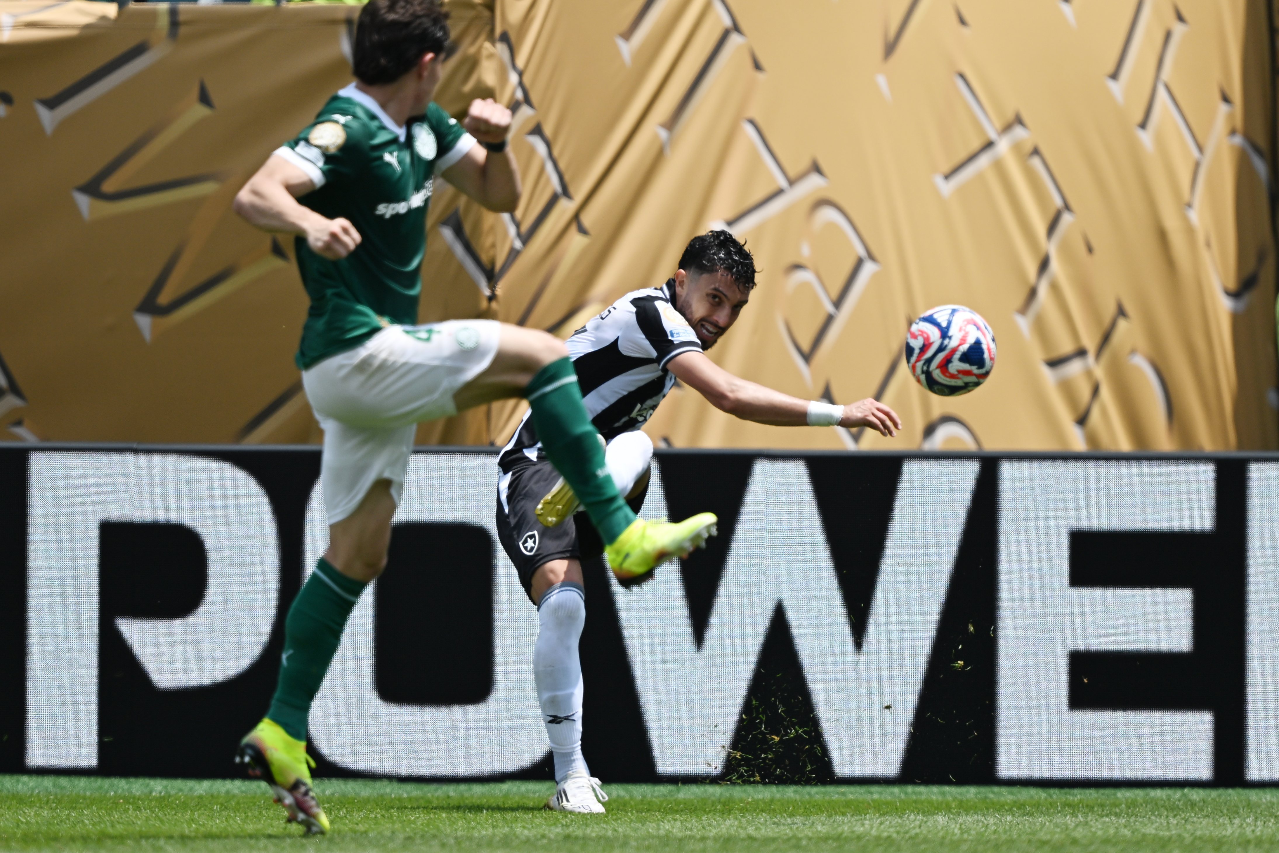 博弈角逐!足球联赛竞技水平不凡 博弈角逐!足球联赛竞技水平不凡