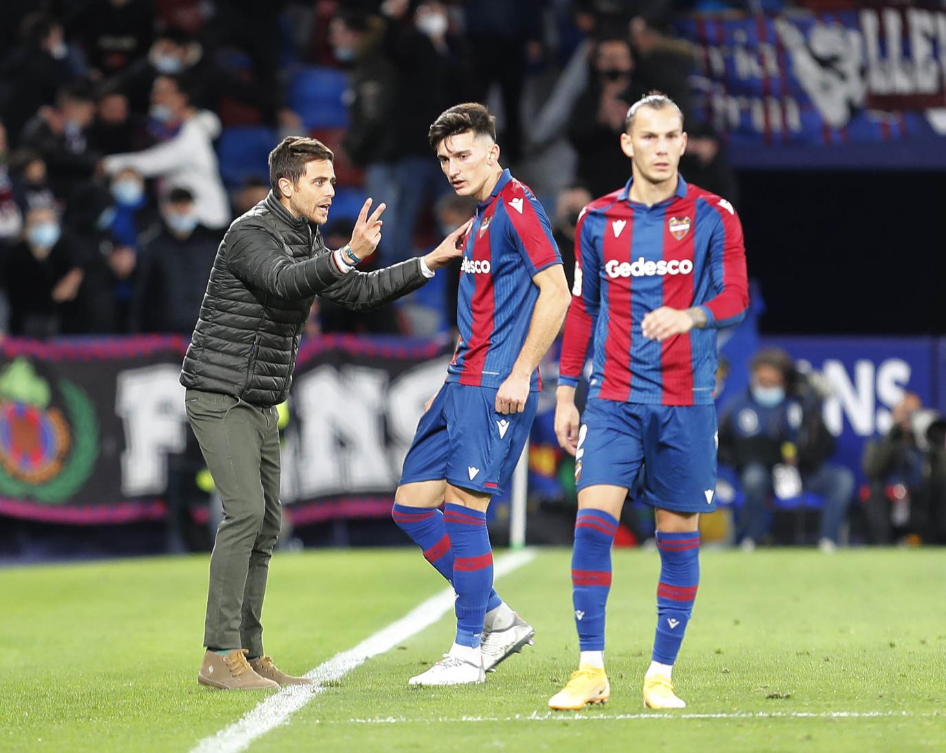 爱游戏娱乐-猛龙队临时教练带队赢得关键比赛