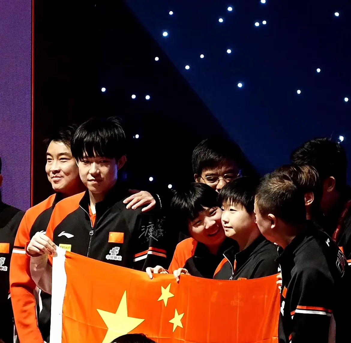 观众欢呼声此起彼伏，选手为荣誉拼尽全力的简单介绍