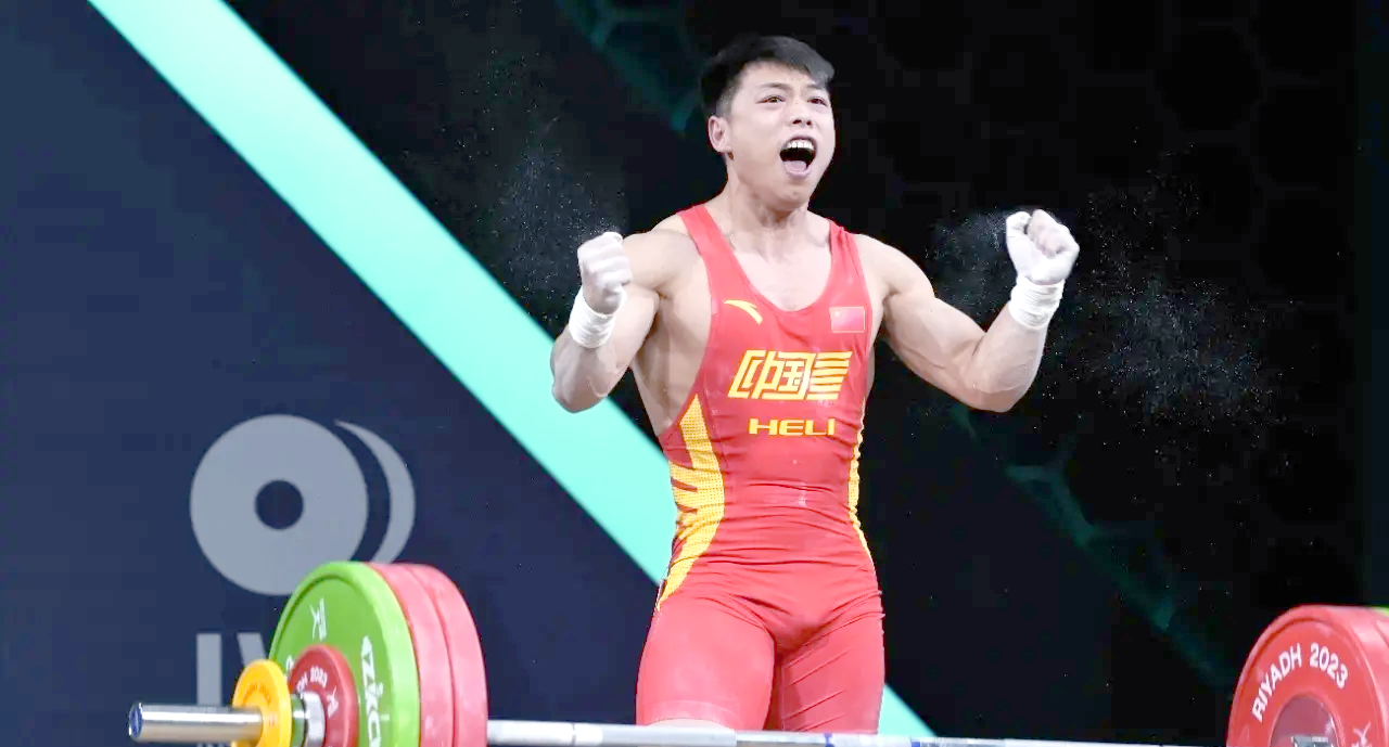 举重决赛选手用力全力,压力山大的简单介绍 举重决赛选手用力全力,压力山大的简单介绍